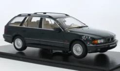 Triple 9 Collection BMW 5er (E39) Touring, dunkelgrün, 1:18, Outlet