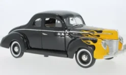 Motormax Ford Deluxe, schwarz/Dekor, 1940, 1:18, New