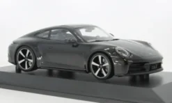 Minichamps Porsche 911 (992.2) Carrera Coupe, schwarz, 2024, 1:18, New