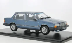 Triple 9 Collection Volvo 760, blau, 1995, 1:18, Hot
